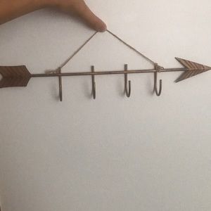 Arrow wall hanger